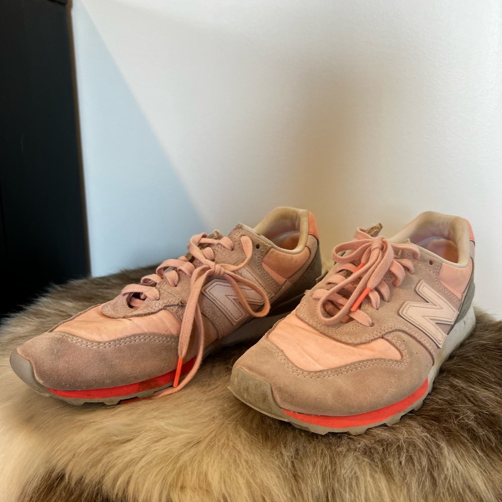 New Balance 696 pink sneaker
